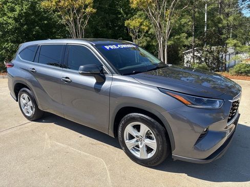 Used 2021 Toyota Highlander LE image 4