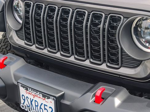 Used 2025 Jeep Wrangler Unlimited Rubicon AWD/4WD image 6