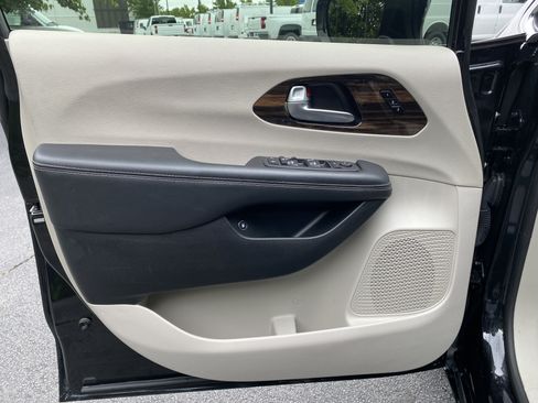 Used 2023 Chrysler Pacifica Limited FWD image 14