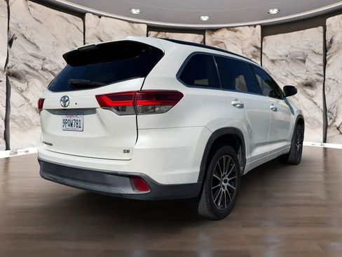 Used 2018 Toyota Highlander SE image 6