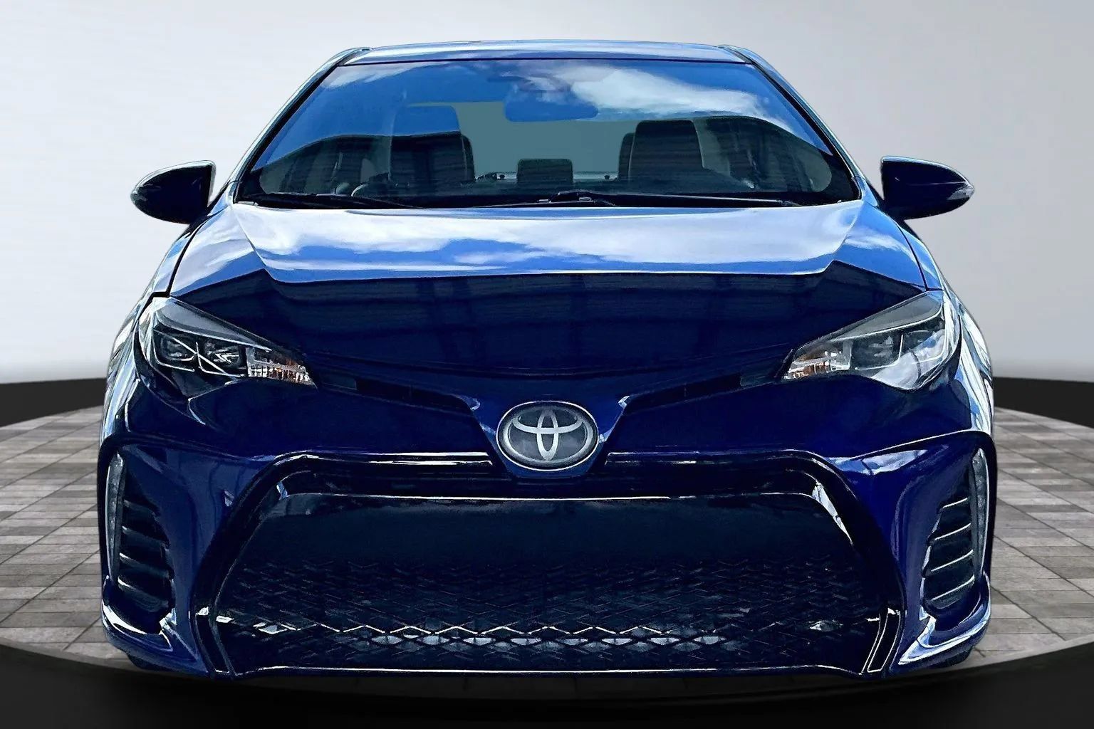 Used 2019 Toyota Corolla SE FWD image 2