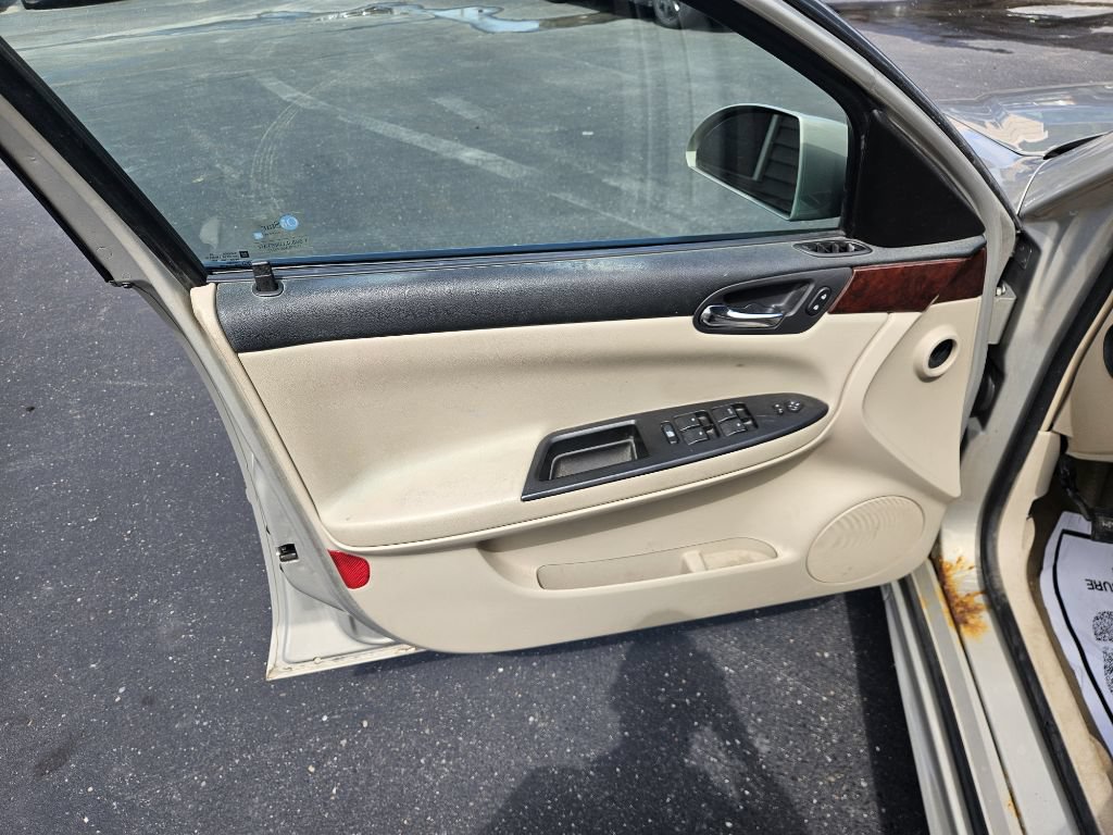Used 2009 Chevrolet Impala LT FWD image 12