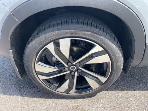 Certified 2024 Volvo XC40 B5 Plus w/ Protection Package Premier image 15