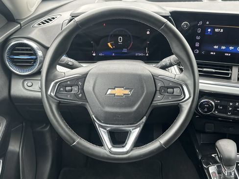 Used 2025 Chevrolet Trax LT w/ LT Convenience Package FWD image 19
