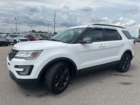 Used 2017 Ford Explorer XLT w/ Equipment Group 202A FWD image 29