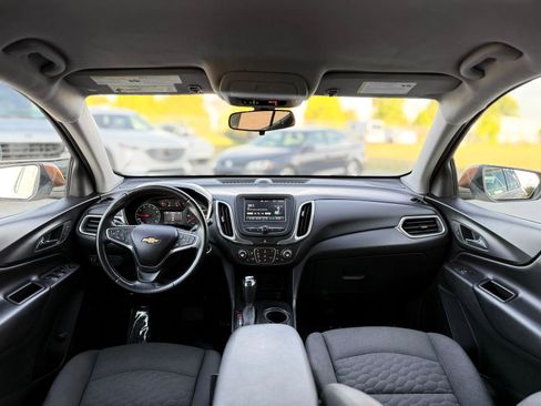 Used 2018 Chevrolet Equinox LT FWD image 2