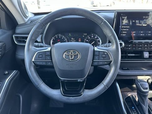 Used 2021 Toyota Highlander Limited image 12
