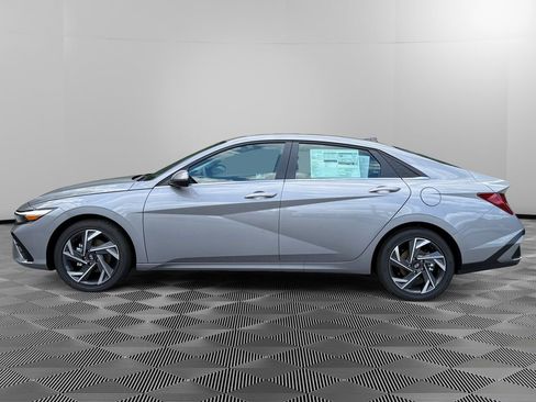 Used 2025 Hyundai Elantra Limited image 4