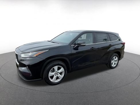 Used 2025 Toyota Highlander LE image 8