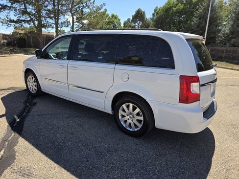 Used 2015 Chrysler Town & Country Touring FWD image 3