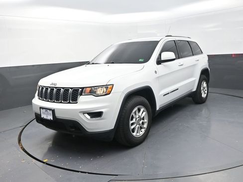 Used 2019 Jeep Grand Cherokee Laredo image 4