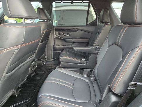 Used 2025 Honda Pilot TrailSport image 14