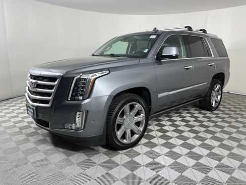 Used 2020 Cadillac Escalade Premium Luxury image 3
