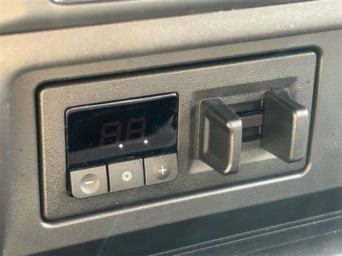 Used 2024 Nissan Titan SV w/ SV Convenience Package image 22