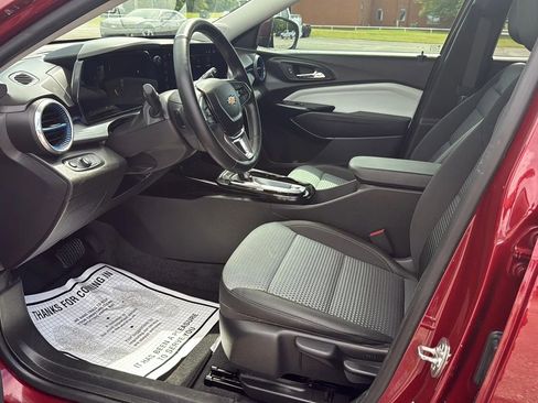 Used 2025 Chevrolet Trax LT w/ LT Convenience Package FWD image 15