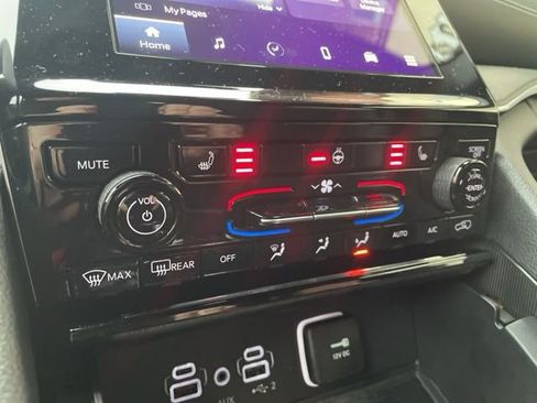 Used 2024 Jeep Grand Cherokee Altitude image 6