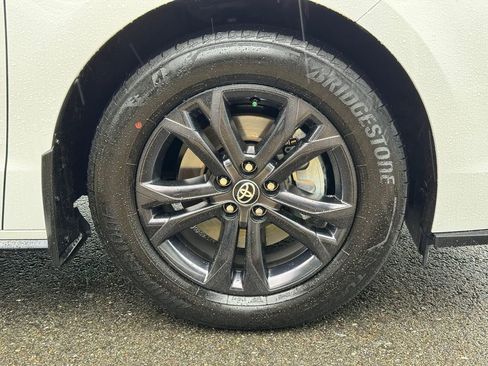 Used 2025 Toyota Sienna XSE w/ XSE Premium Package image 9