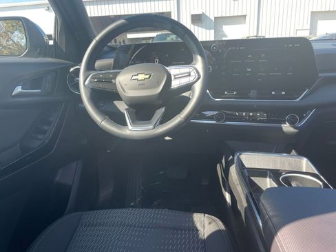 Used 2025 Chevrolet Equinox LT image 32