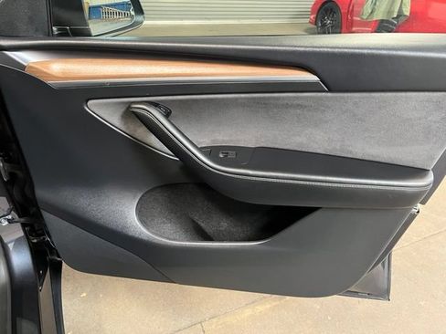 Used 2024 Tesla Model Y Long Range RWD image 11