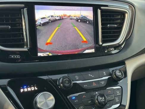 Used 2018 Chrysler Pacifica Touring-L image 23