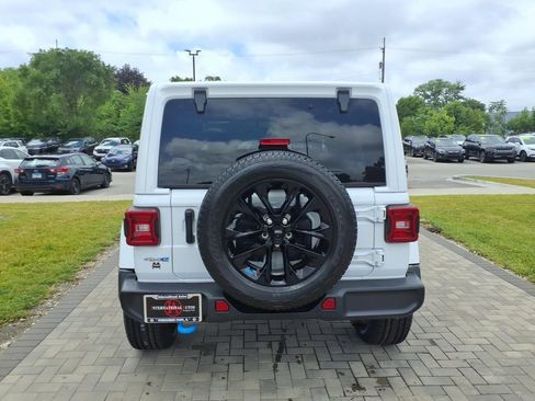 Used 2022 Jeep Wrangler Unlimited Sahara w/ Cold Weather Group AWD/4WD image 7