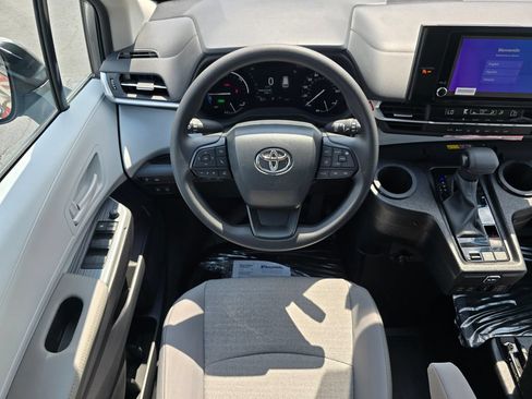 Used 2026 Toyota Sienna LE FWD image 5