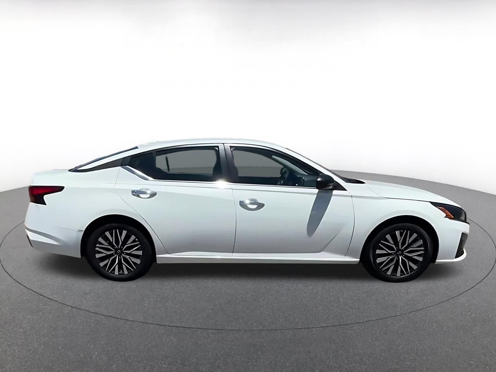 Used 2025 Nissan Altima 2.5 SV FWD image 13