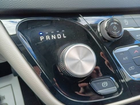 Used 2023 Chrysler Voyager LX FWD image 6