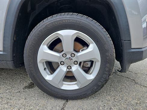 Used 2018 Jeep Compass Latitude w/ Popular Equipment Group AWD/4WD image 9