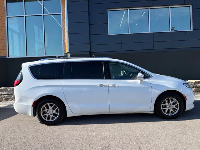 Used 2021 Chrysler Pacifica Touring-L FWD image 2