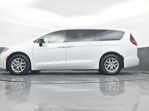 Used 2024 Chrysler Pacifica Touring-L FWD image 22