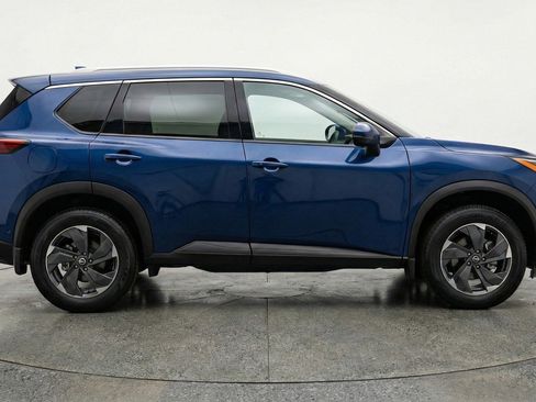 Used 2025 Nissan Rogue SV FWD image 11