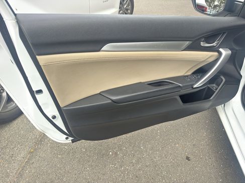 Used 2017 Honda Civic Touring image 8
