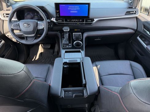 Used 2025 Toyota Sienna XSE w/ XSE Plus Package image 6