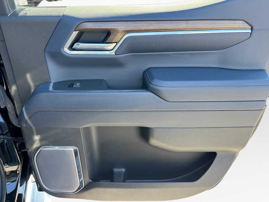 Used 2023 Chevrolet Silverado 1500 High Country w/ High Country Premium Package AWD/4WD image 18