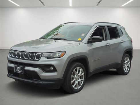 Used 2022 Jeep Compass Latitude w/ Sun and Sound Group AWD/4WD image 1