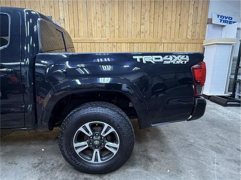 Used 2018 Toyota Tacoma TRD Sport AWD/4WD image 9