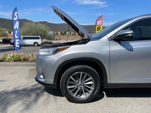 Used 2019 Toyota Highlander XLE FWD image 37