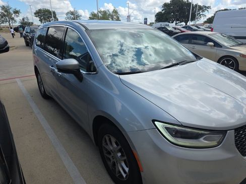 Used 2023 Chrysler Pacifica Touring-L FWD image 7