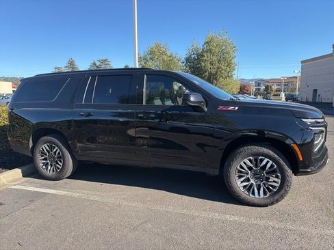 Used 2025 Chevrolet Suburban Z71 image 4