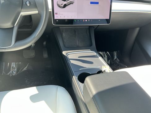 Used 2021 Tesla Model Y Long Range AWD/4WD image 23