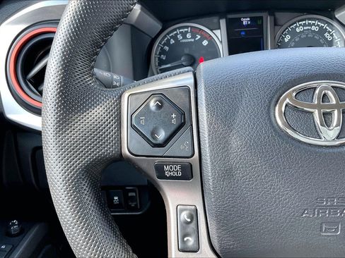 Used 2022 Toyota Tacoma SR5 AWD/4WD image 17