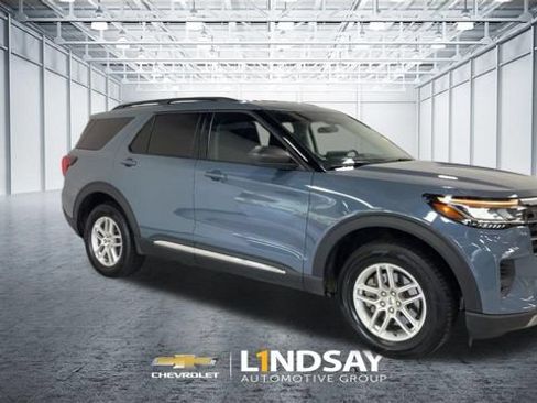 Used 2025 Ford Explorer Active AWD/4WD image 3