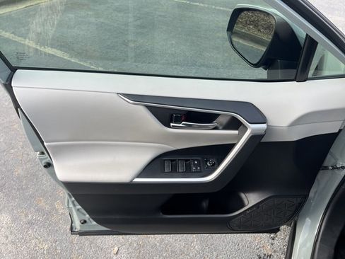 Used 2022 Toyota RAV4 XLE Premium image 11