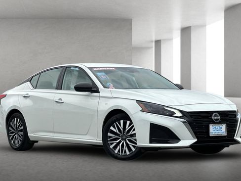 Used 2025 Nissan Altima 2.5 SV FWD image 1