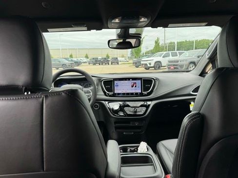 New 2027 Chrysler Pacifica Select FWD image 28