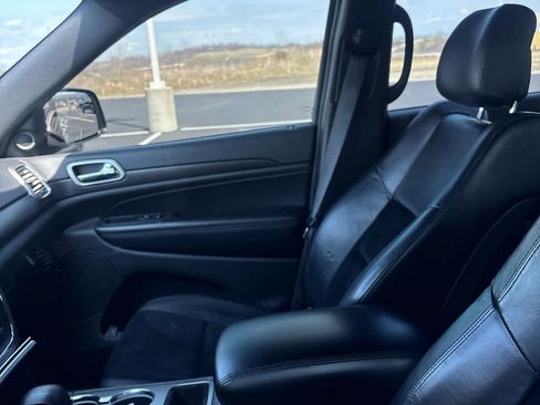 Used 2017 Jeep Grand Cherokee Altitude image 3