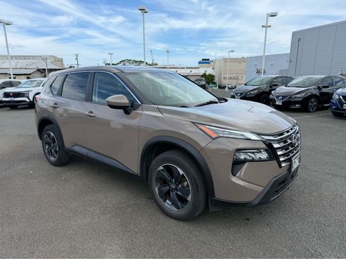 Used 2024 Nissan Rogue SV image 2