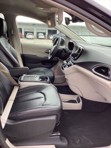 Used 2024 Chrysler Pacifica Touring-L FWD image 17