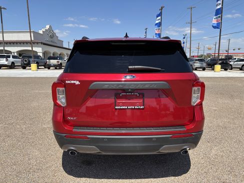 Used 2021 Ford Explorer XLT w/ Equipment Group 202A image 3
